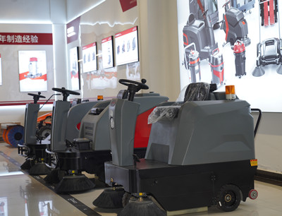 駕駛式掃地機 駕駛式掃地機